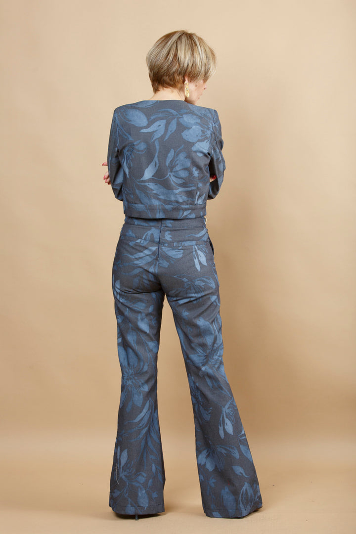 Calça Azul com Padrão Floral