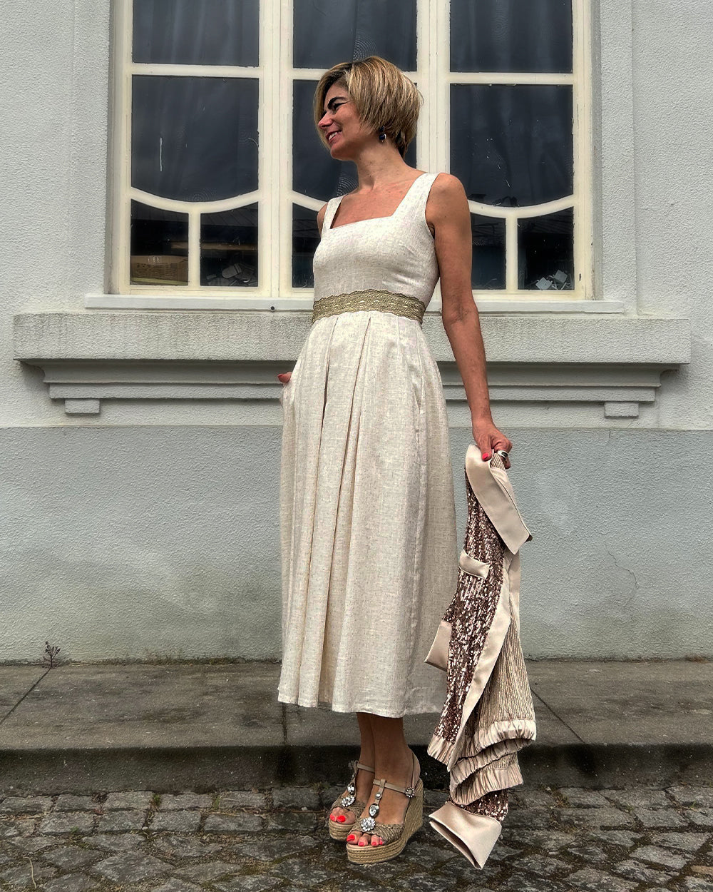 Vestido Midi Rodado Bege com Decote Quadrado