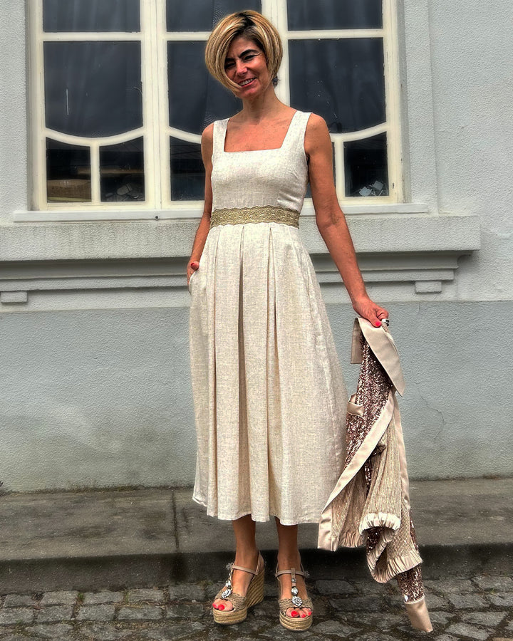 Vestido Midi Rodado Bege com Decote Quadrado