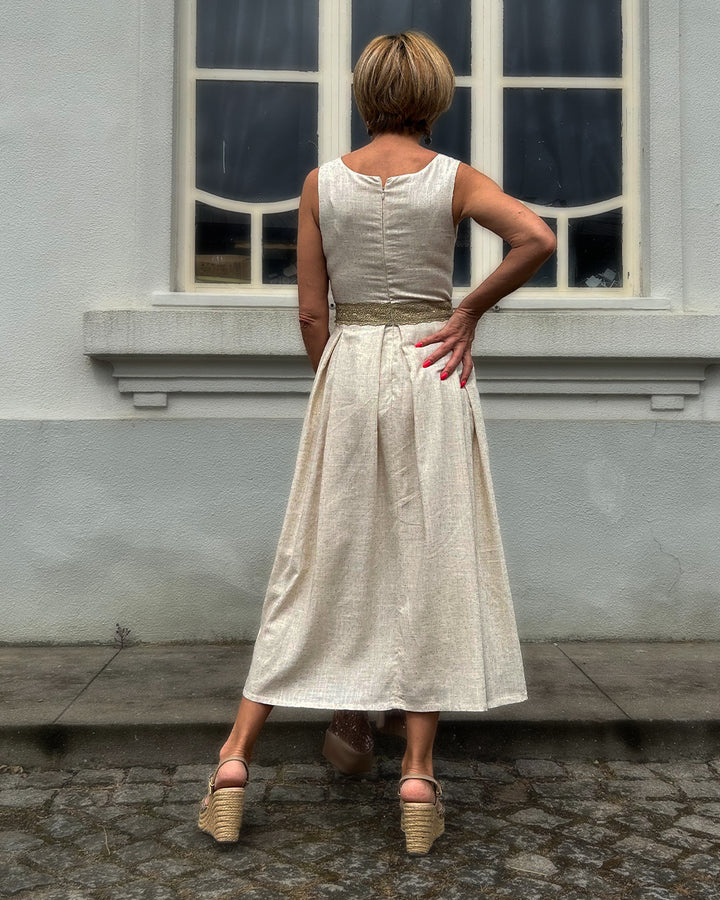 Vestido Midi Rodado Bege com Decote Quadrado
