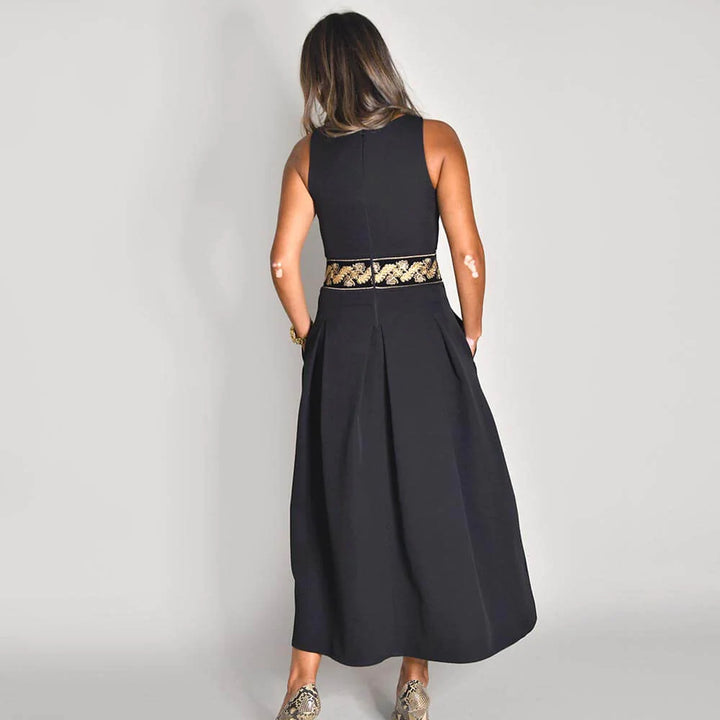 Vestido Rodado Preto com Decote Quadrado