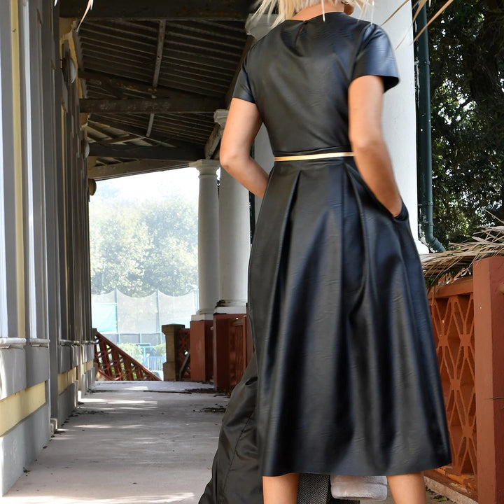 Vestido Rodado Manga Curta em Ecopele Preta