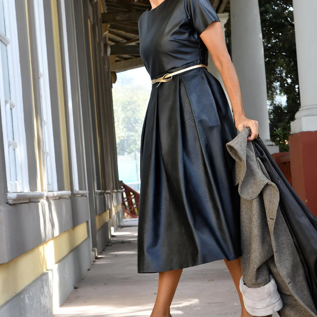 Vestido Rodado Manga Curta em Ecopele Preta