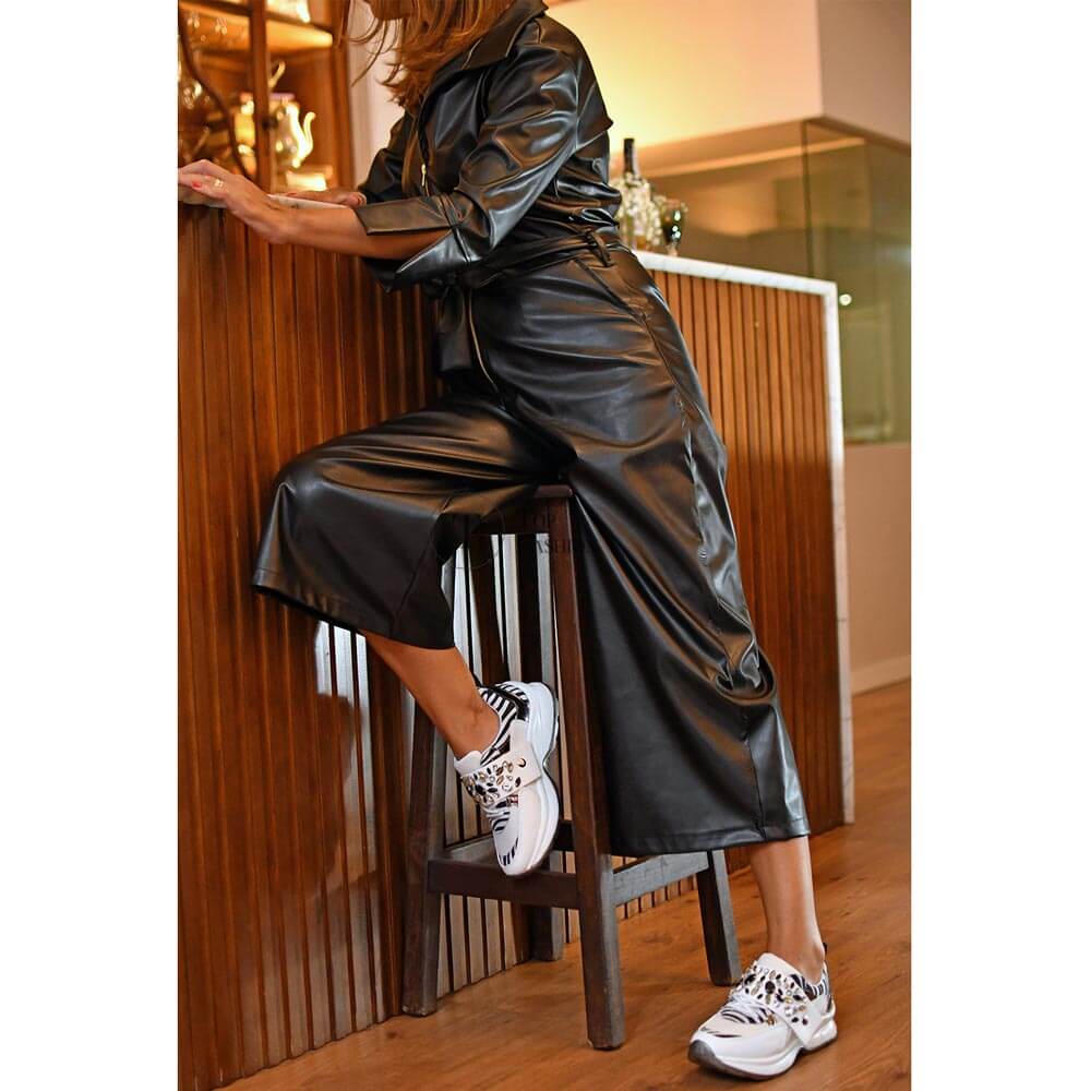 Jumpsuit com Manga e Fecho em Ecopele Preta