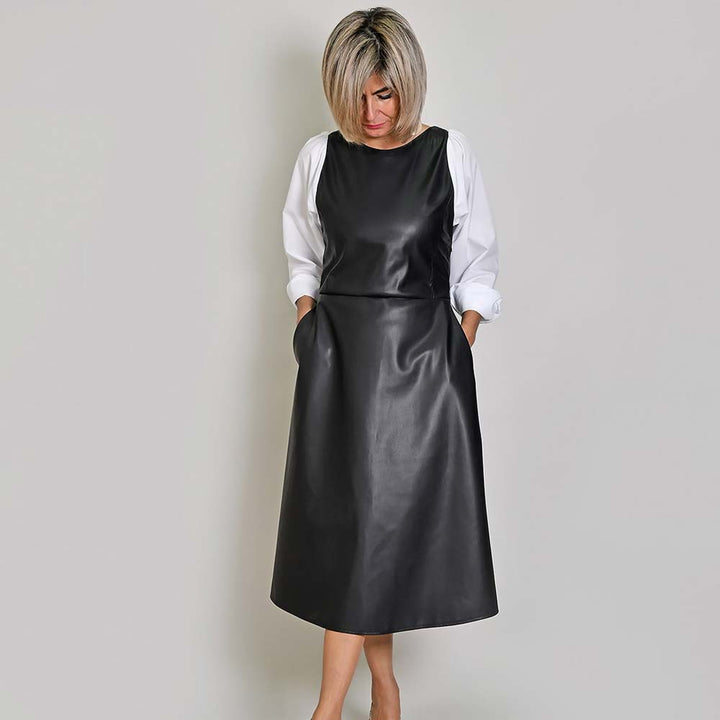 Vestido em Ecopele Preta com Manga Branca