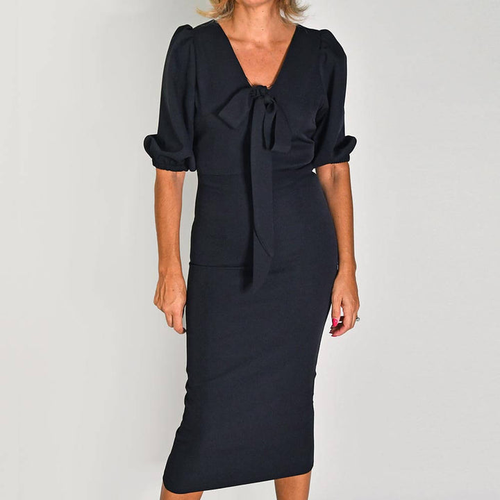 Vestido Preto com Decote e Laço